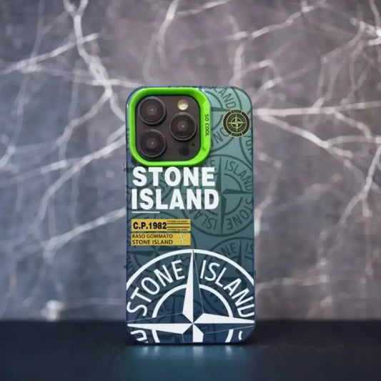 Coque iPhone kaki au design techwear, look militaire inspiré Stone Island, style urbain tendance avec finition robuste.