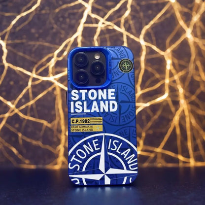 Coque iPhone Stone Island bleue – style streetwear avec logo embossé